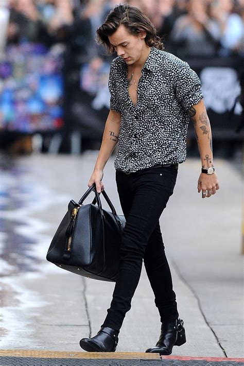 what is harry styles outfit.